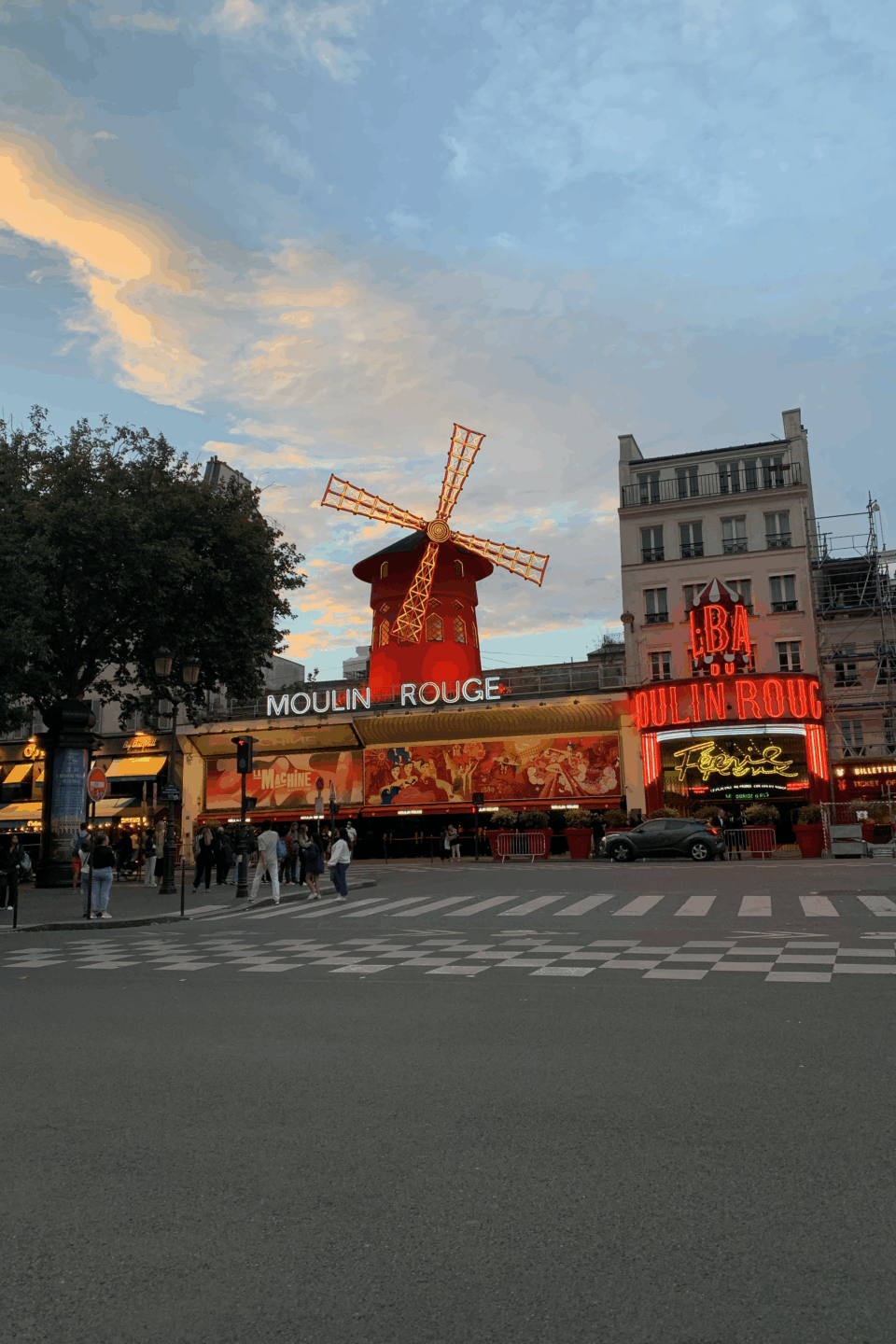 Moulin Rouge al tramonto